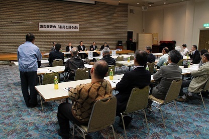 写真：議会報告会「市民と語る会」の様子