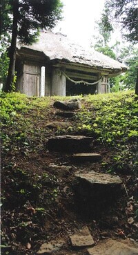 写真：木境大物忌神社境内と登拝道