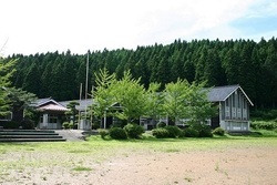 写真：旧鮎川小学校外観