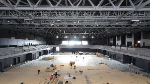 写真:メインアリーナ内装工事