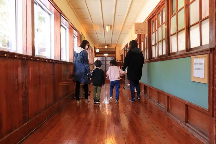 写真：鳥海山木のおもちゃ美術館館内廊下