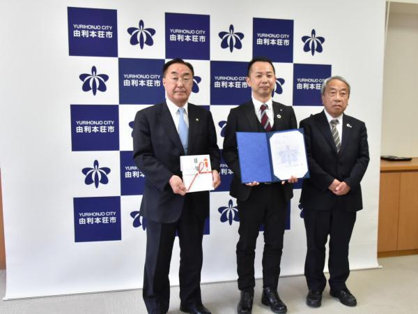 写真:ふるさと納税目録贈呈式