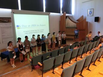 写真:日本の学校生活について英語で発表