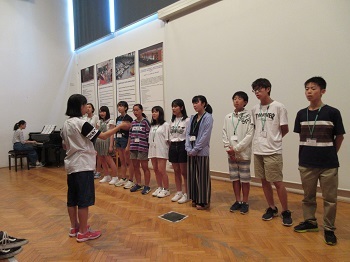 写真:ヴァーツ市内の学校交流