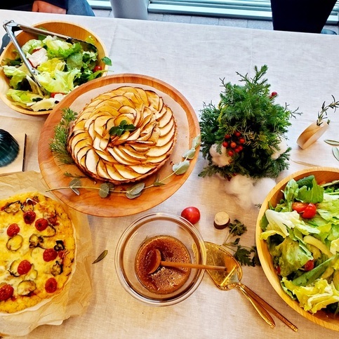 アベイバは木工職人さん達が全て手作りしてくれた木皿に 美味しい簡単レシピで作った3品を盛りつけて みんなでわいわい食べました!