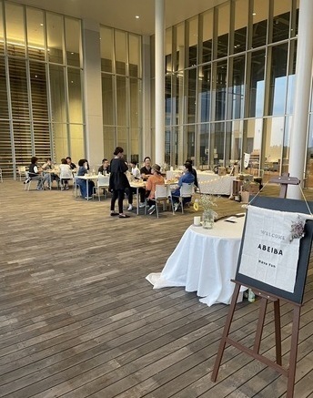 今回の会場は 「ナイスアリーナ 鳥海テラス」 天井が高く、風が通る開放的な空間と 木のぬくもりがあるウッドデッキ
