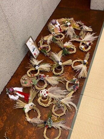 写真　制作したしめかざり