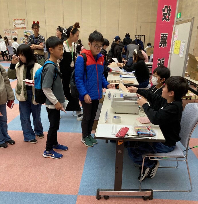 投票用紙を渡す写真