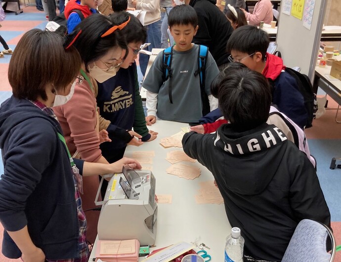 開票作業を行っている写真