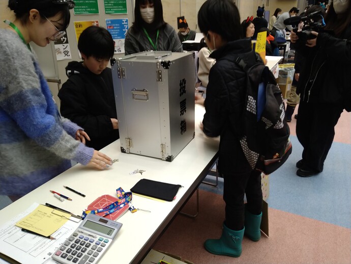 開票作業を行っている写真