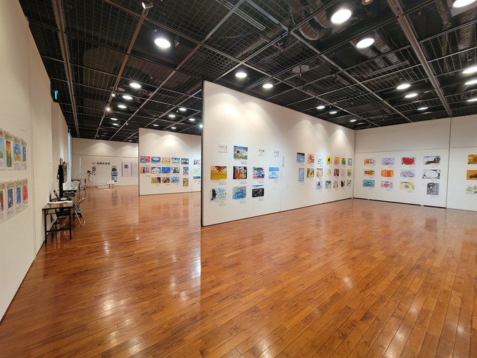 市文化交流館「カダーレ」での高橋宏幸賞優秀作品展の様子を収めた写真