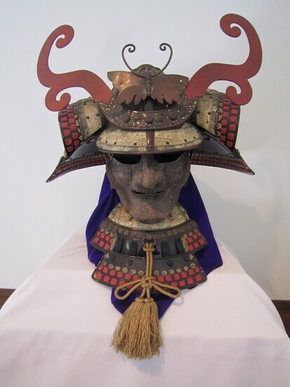 紺糸威筋兜（正面）