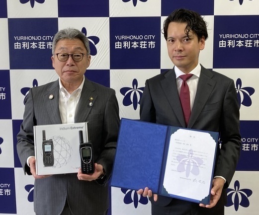 寄附物品を受け取る湊市長