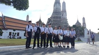 写真:ワットアルン見学