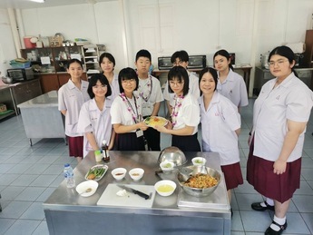 写真:ワッタナウィタヤアカデミー訪問1