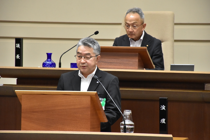 教育方針を述べる秋山教育長