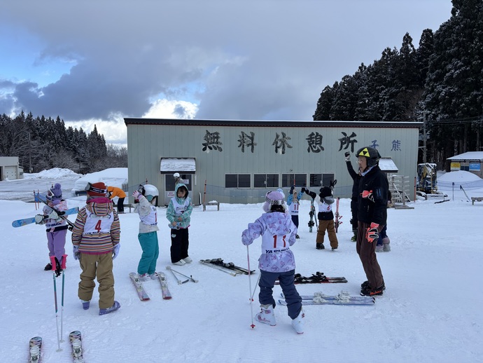 子ども基礎スキー教室の様子です