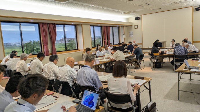 本荘東小学校開校準備委員会の会議風景