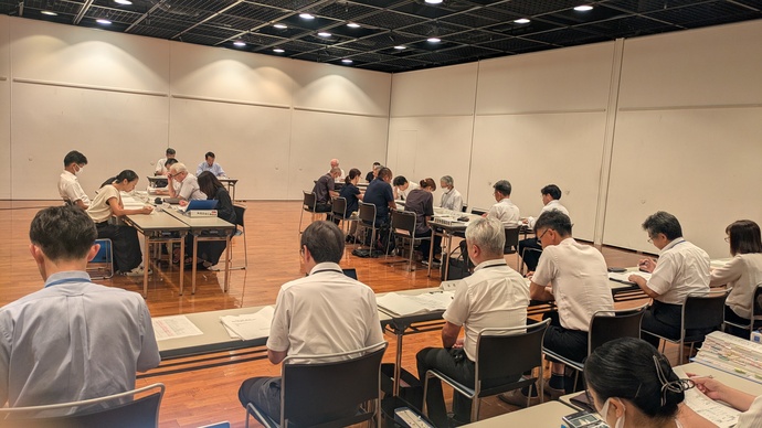 鶴舞小学校開校準備委員会の会議風景