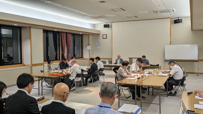 本荘地域再編委員会の会議風景（1）