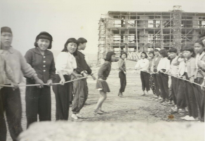 昭和32年の旧矢島中学校グラウンド整地の様子