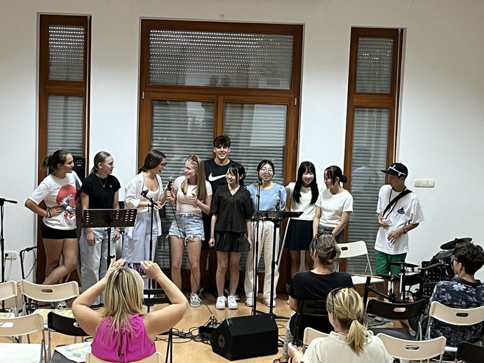 ヴァーツ市の学生たちとの交流