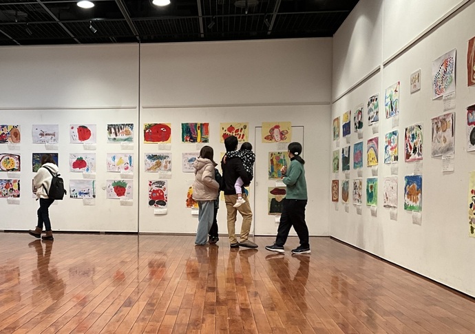 市文化交流館「カダーレ」での優秀作品展の様子を収めた写真