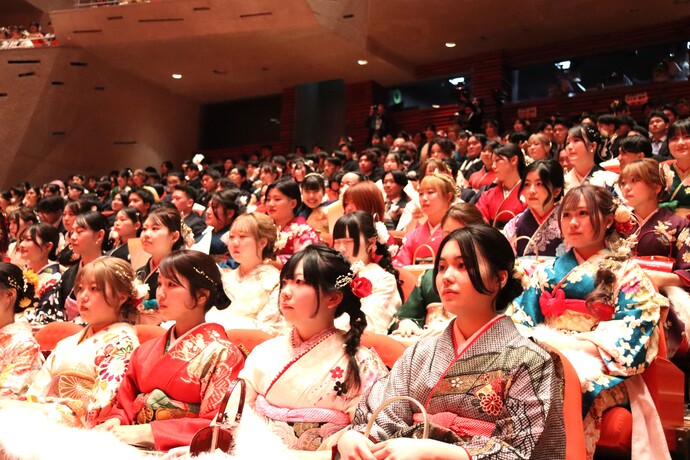 谷川俊太郎さん作詞の市歌を歌っている様子