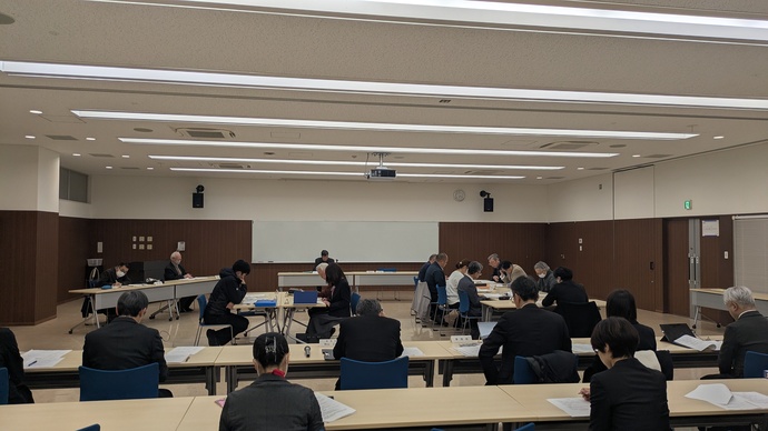 鶴舞小学校開校準備委員会の会議風景