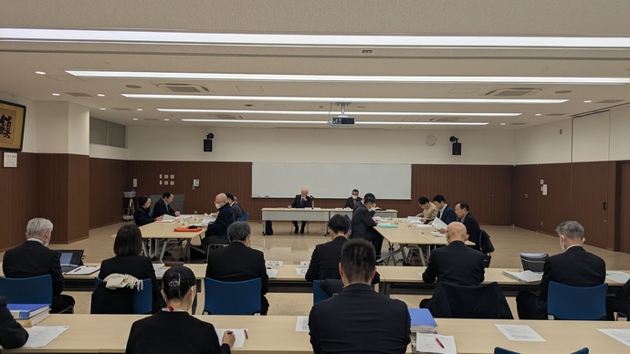 本荘地域学校再編委員会の会議風景