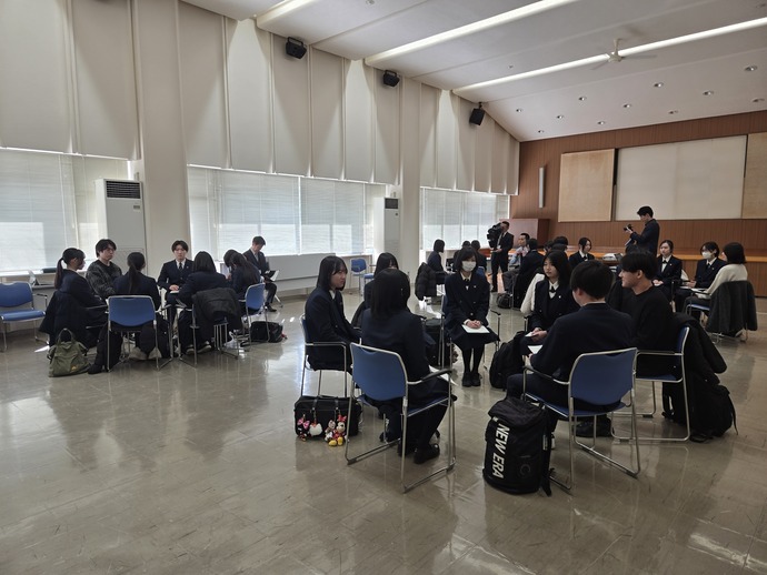 大学生と高校生による意見交換の様子