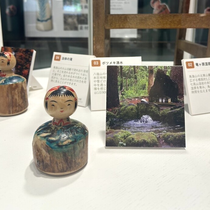 画像：ボツメキ湧水モチーフ本荘こけし