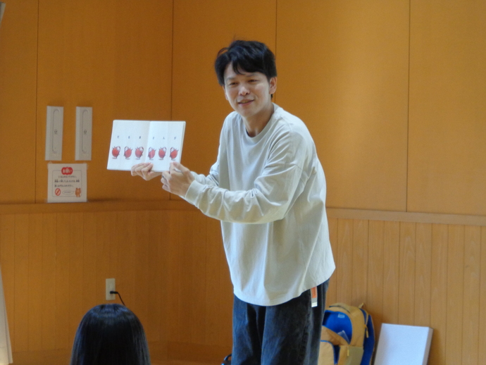 9月事業「おやこであそぼう！演じる絵本タイム」開催しました