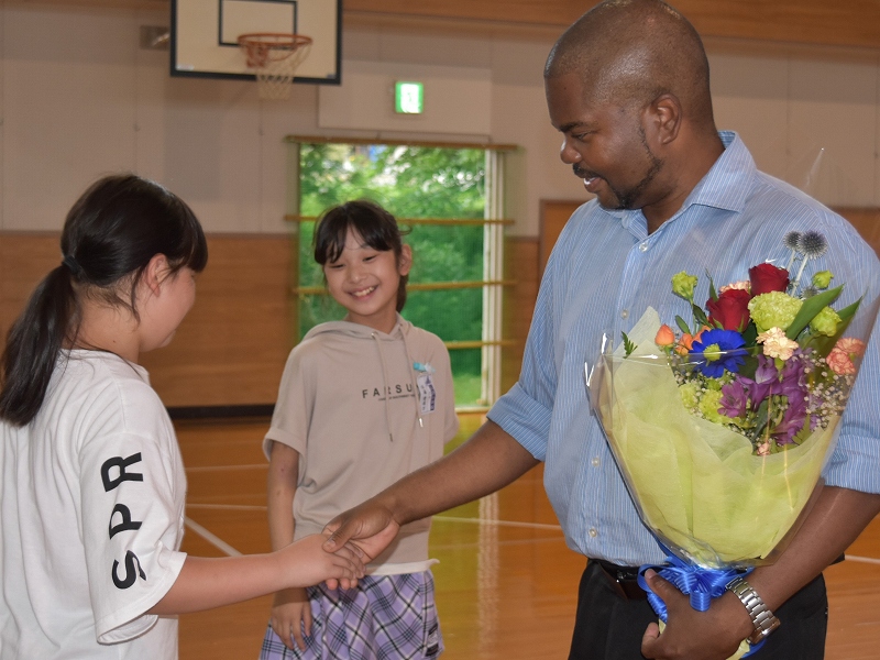 ７月 イーライ先生とお別れ 由利本荘市立 石沢小学校