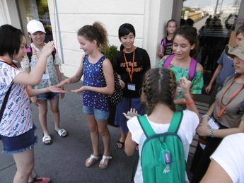 写真：ヴァーツ市の生徒と手遊びで交流