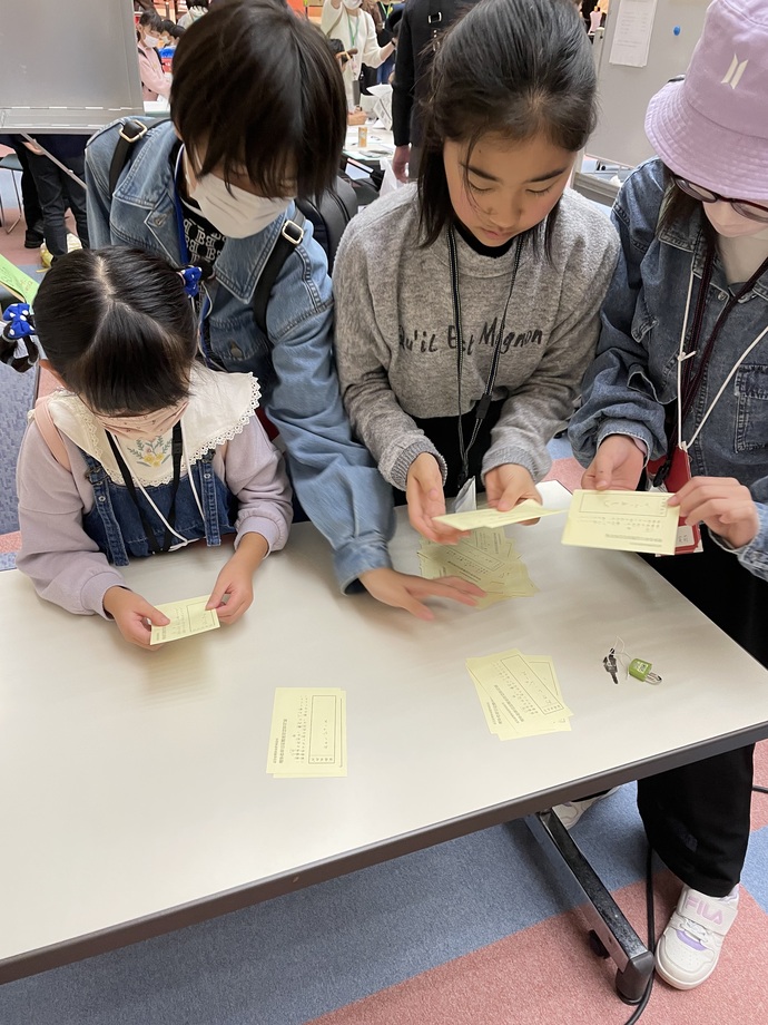 開票作業で票を確認している写真