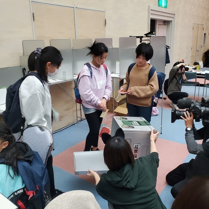 投票箱が空であるかを確認するゼロ票確認を行っている写真