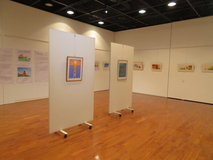 市文化交流館「カダーレ」での高橋宏幸原画展の様子を収めた写真