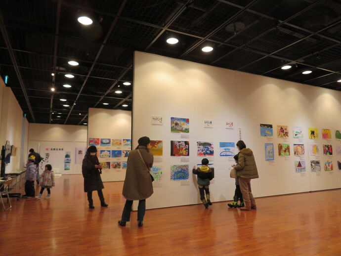 市文化交流館「カダーレ」での第32回高橋宏幸賞優秀作品展の様子を収めた写真