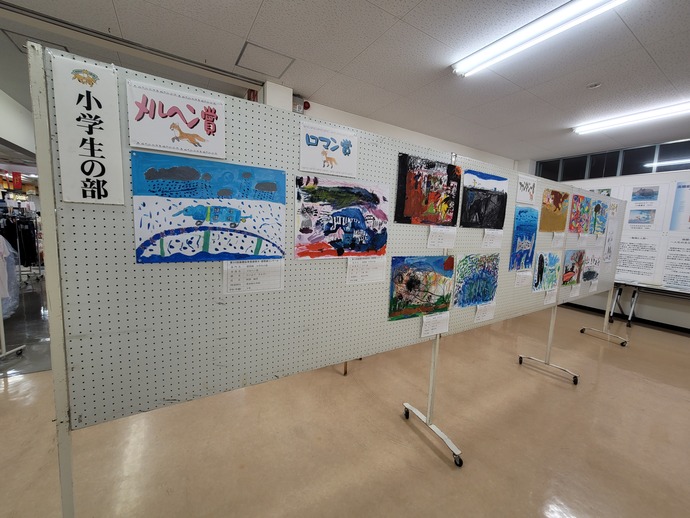 東由利ふれあいプラザ「ぷれっそ」での第32回高橋宏幸賞優秀作品展の様子を収めた写真